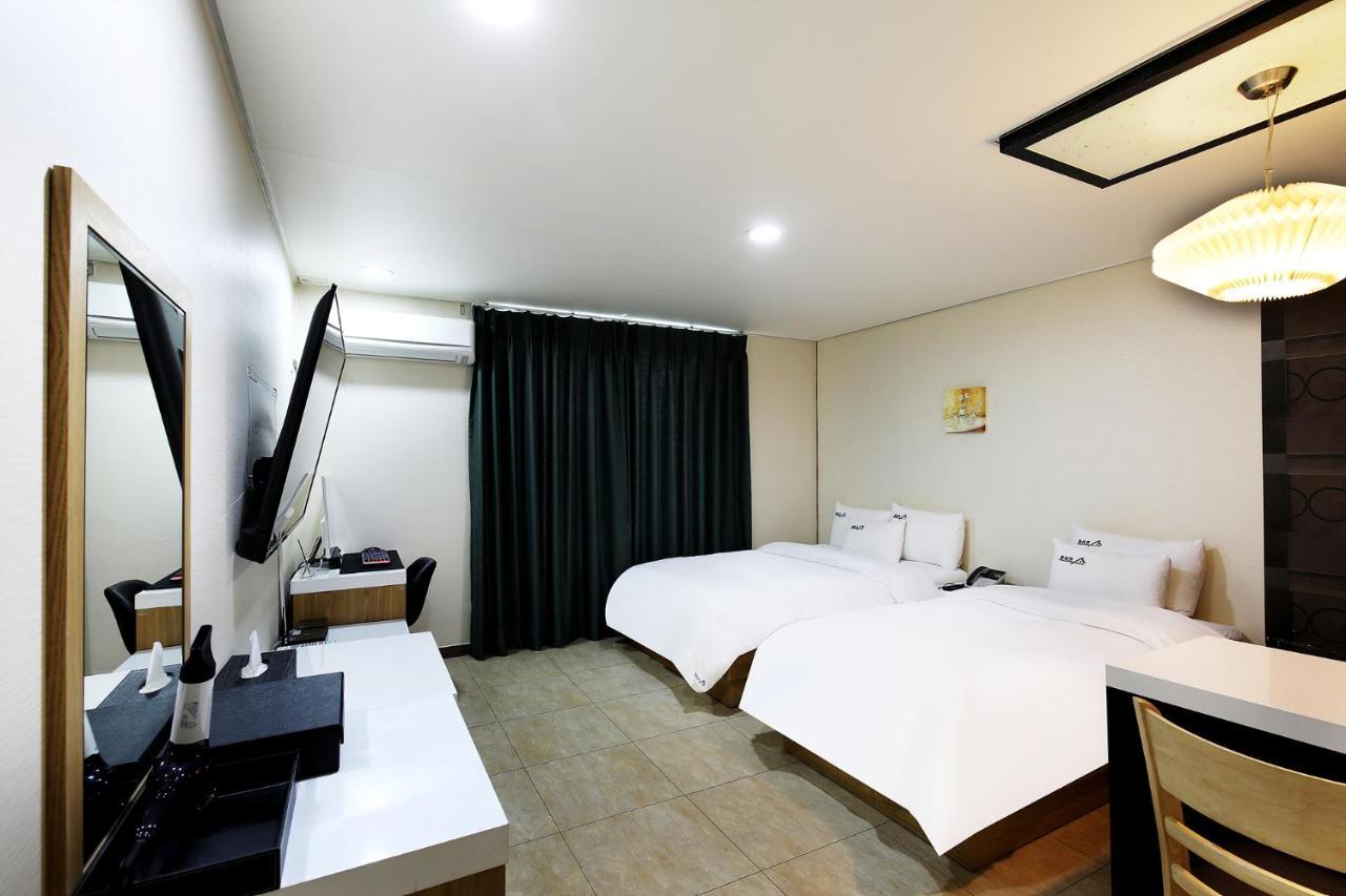 White Tourist Hotel Чонджу Экстерьер фото