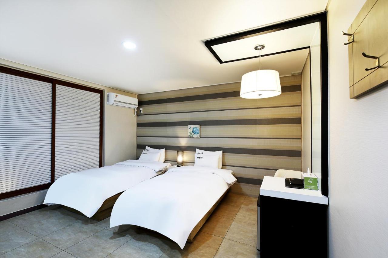 White Tourist Hotel Чонджу Экстерьер фото