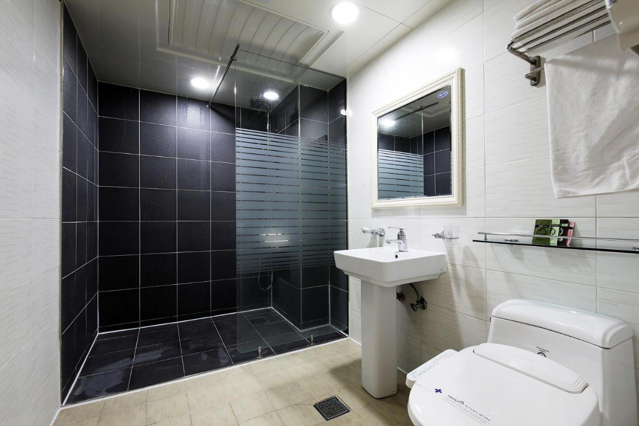 White Tourist Hotel Чонджу Экстерьер фото