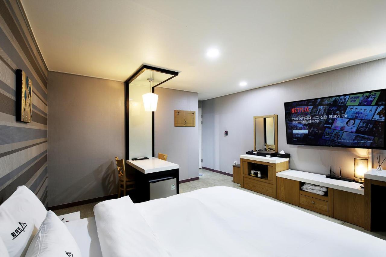 White Tourist Hotel Чонджу Экстерьер фото