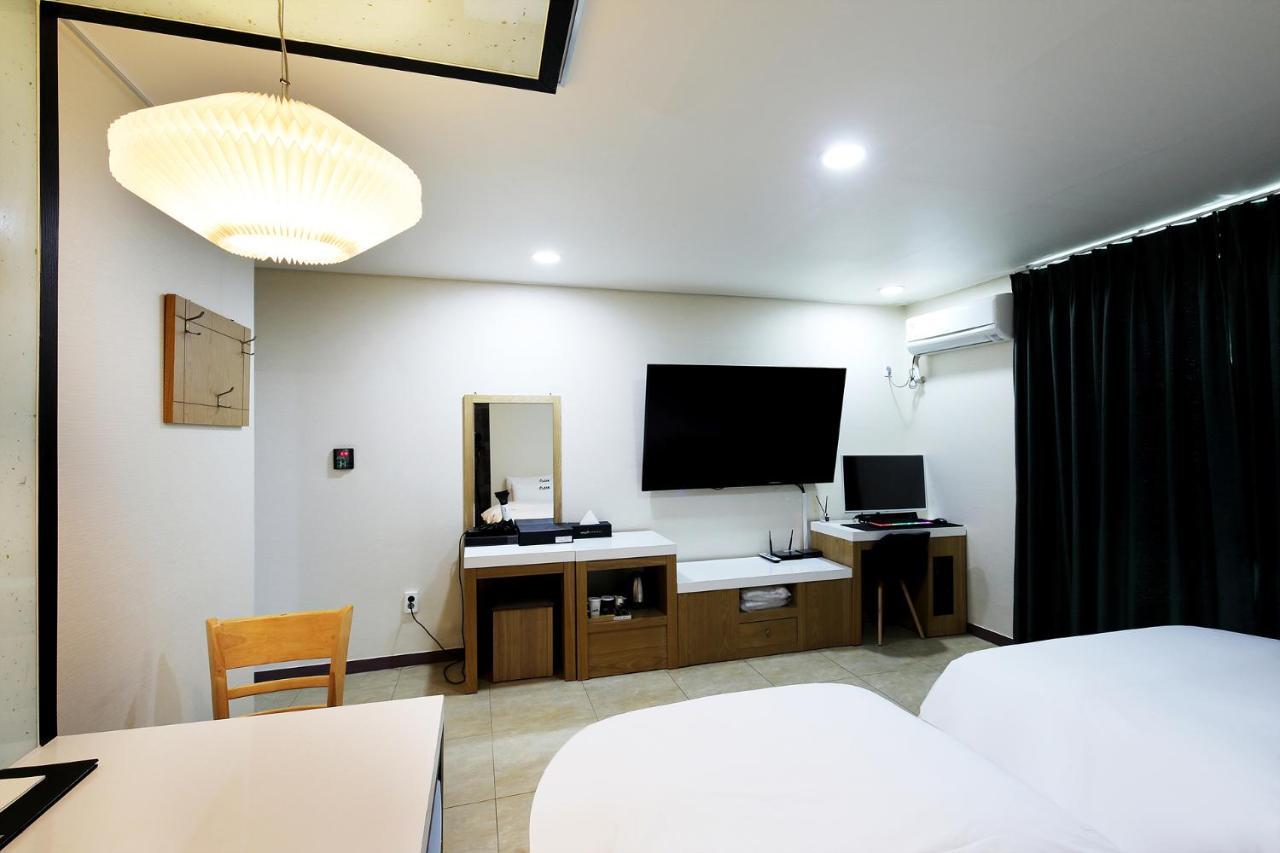 White Tourist Hotel Чонджу Экстерьер фото