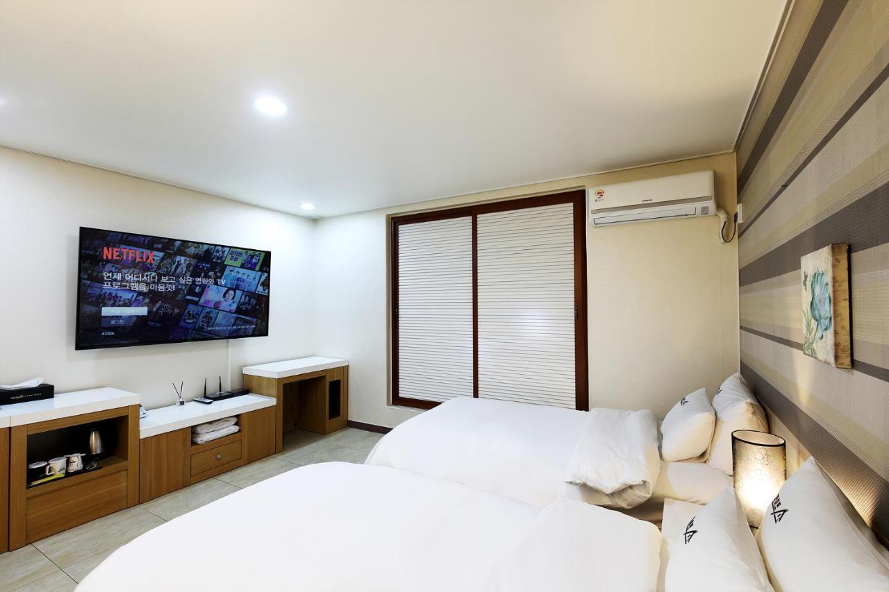 White Tourist Hotel Чонджу Экстерьер фото