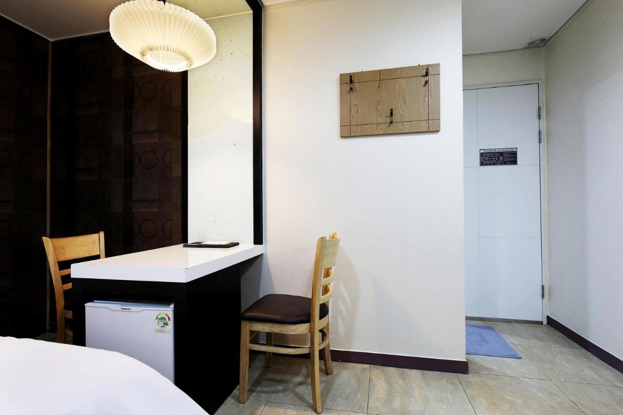 White Tourist Hotel Чонджу Экстерьер фото