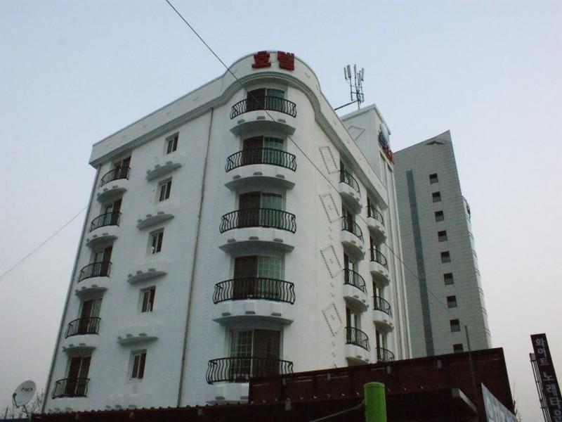 White Tourist Hotel Чонджу Экстерьер фото