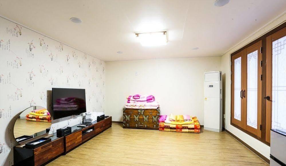 White Tourist Hotel Чонджу Экстерьер фото